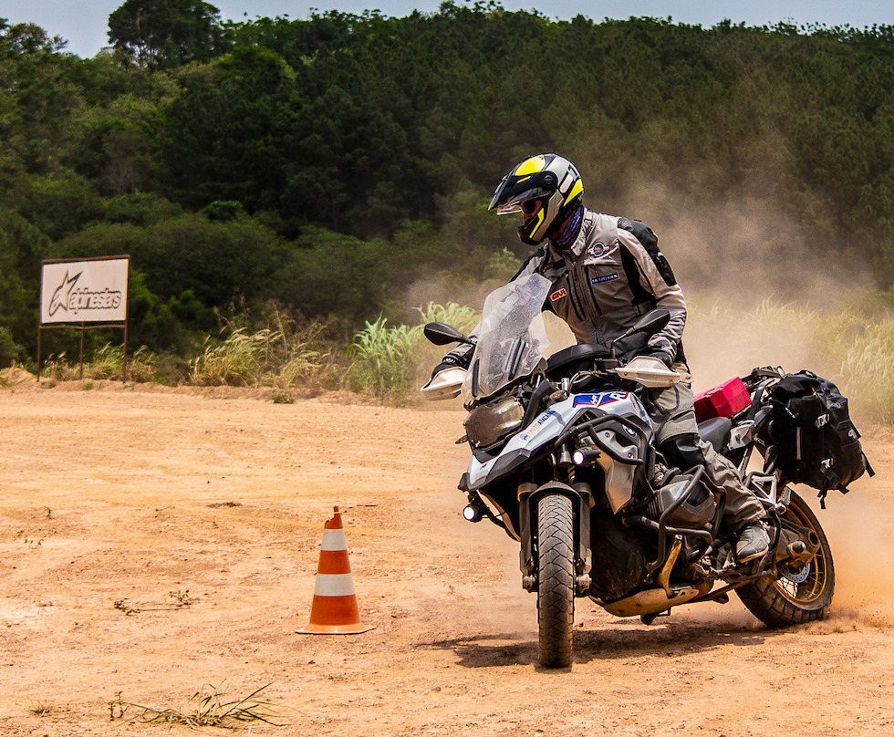 foto de treinamento sobre pilotagem offroad de big trail MotoNomads
