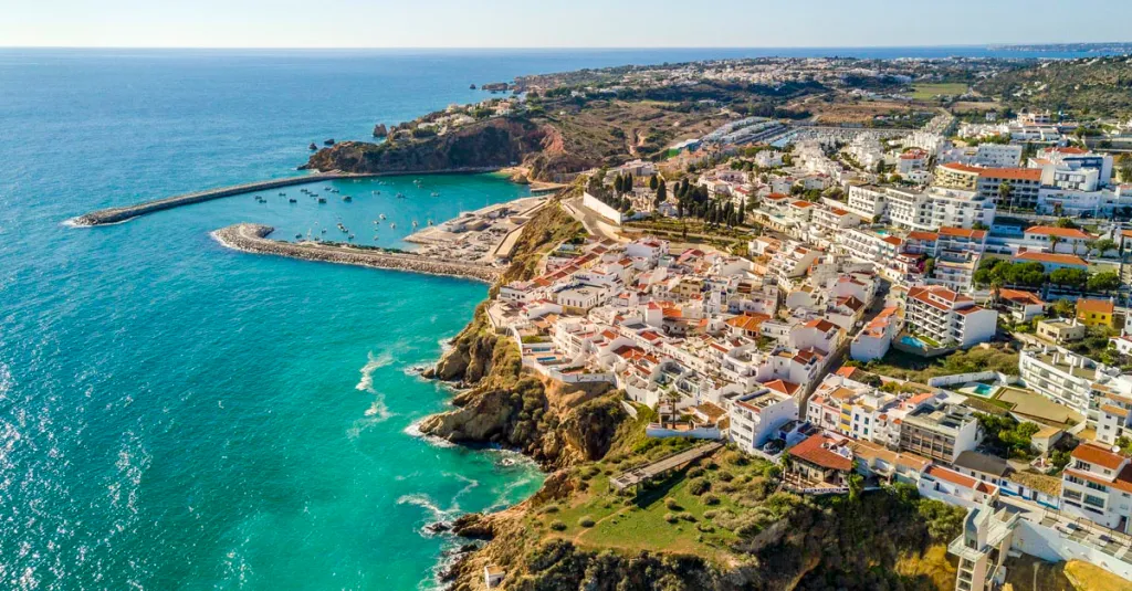 Moon_Portugal_Algarve_Albufeira_Jacek_Sopotnicki-iStock-955186632